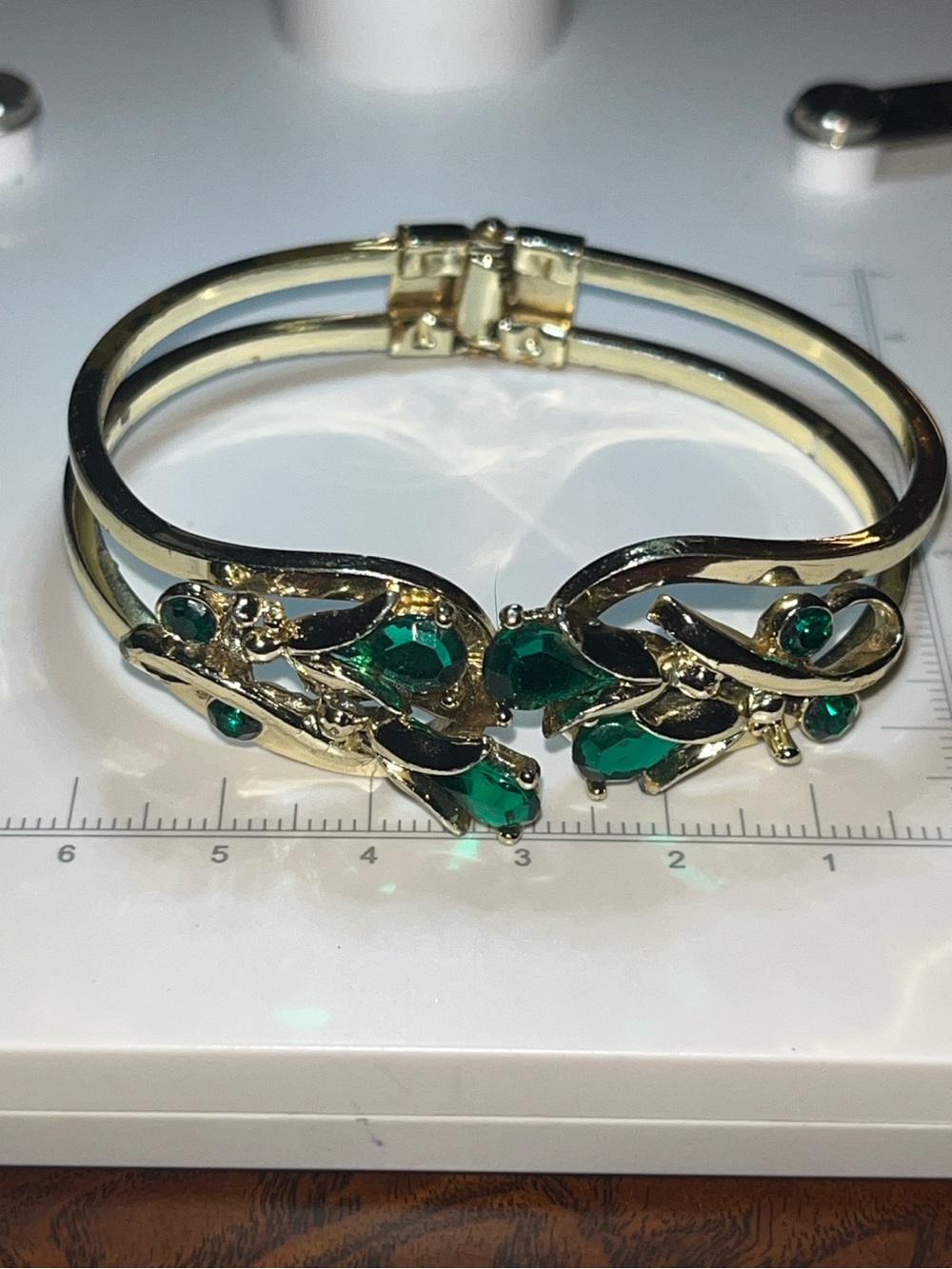 Vintage Gold Tone Emerald Green Rhinestone Hinged Floral Bangle Bracelet